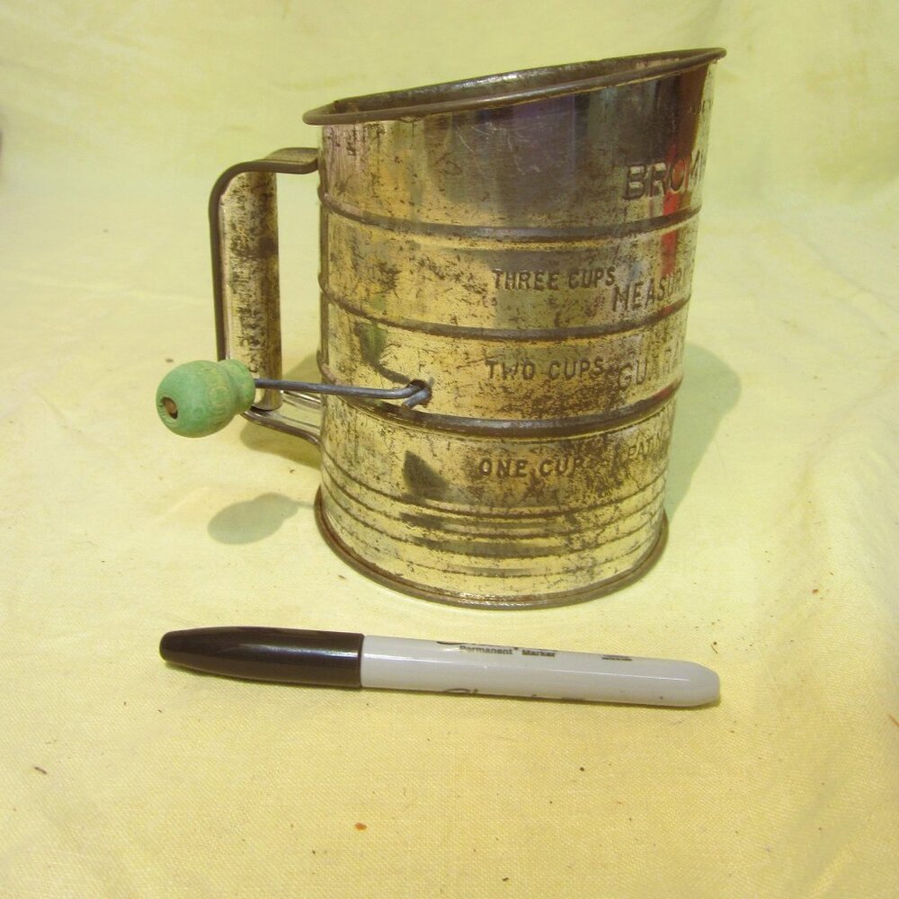 VTG BROMWELL'S METAL SIFTER W/GREEN WOOD BALL HANDLE
